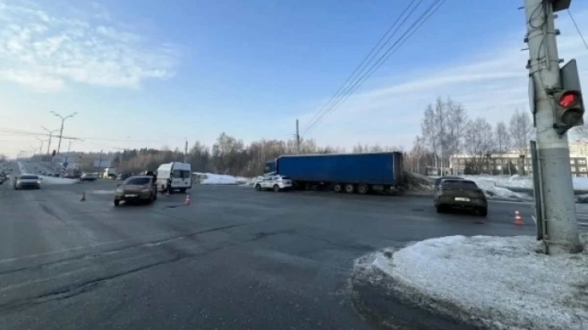 Четыре человека пострадали в столкновении двух легковых машин в Удмуртии 