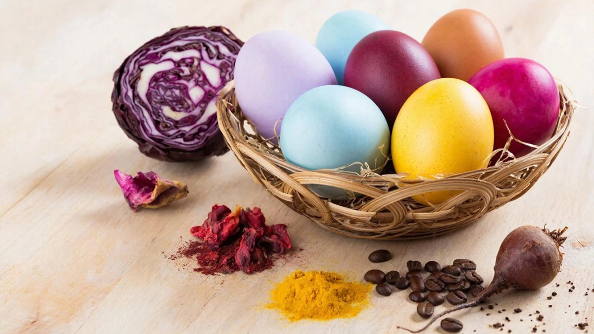 Забудьте про красители из Магнита: 5 рецептов природной палитры для пасхальных яиц