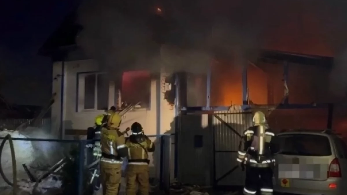 В Удмуртии спасатели эвакуировали супругов-пенсионеров из горящего дома