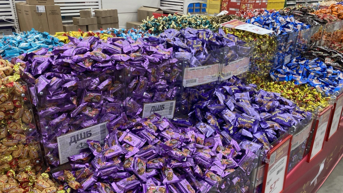 Сладость или гадость: в Роскачестве назвали конфеты, которые не советуют давать детям