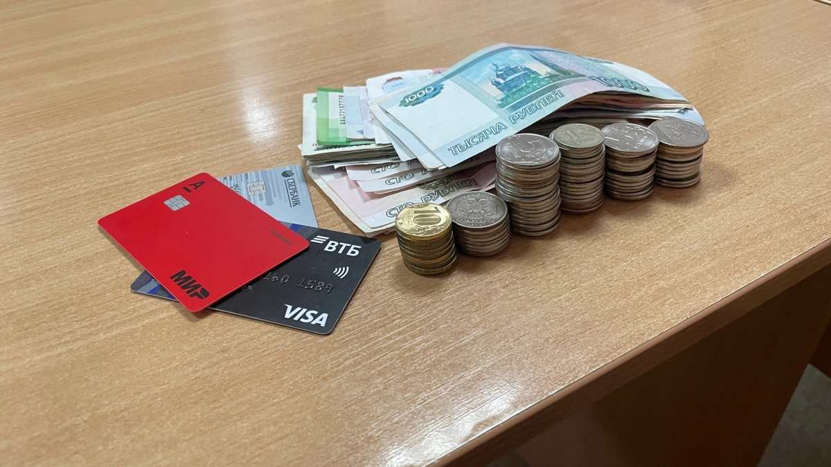 Почему пенсионеры, получающие пенсию на карту, могут остаться без важных льгот