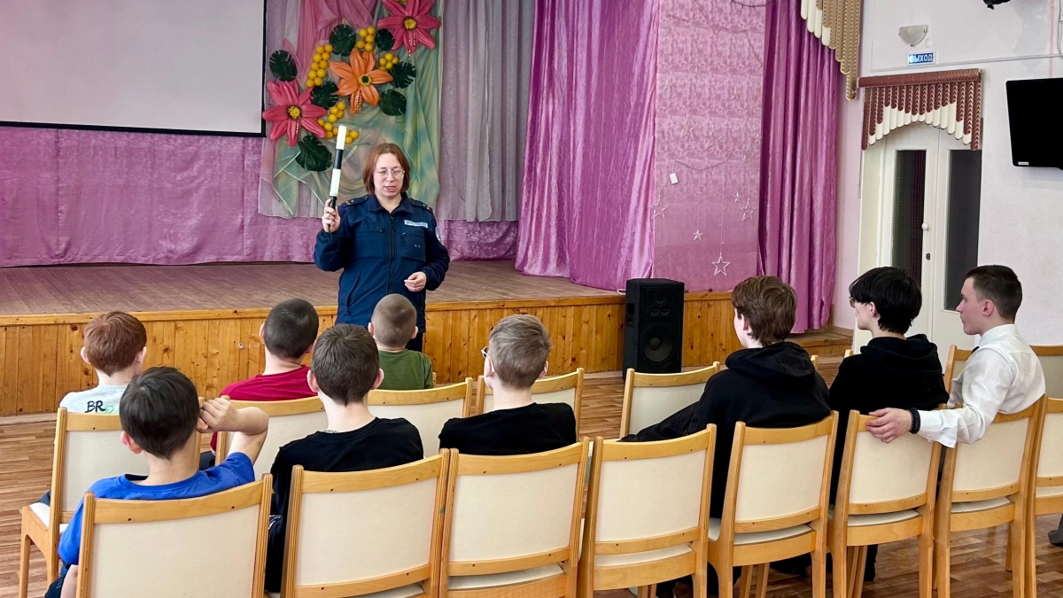 В Глазове сотрудники ГАИ провели профориентационное занятие для воспитанников детского дома