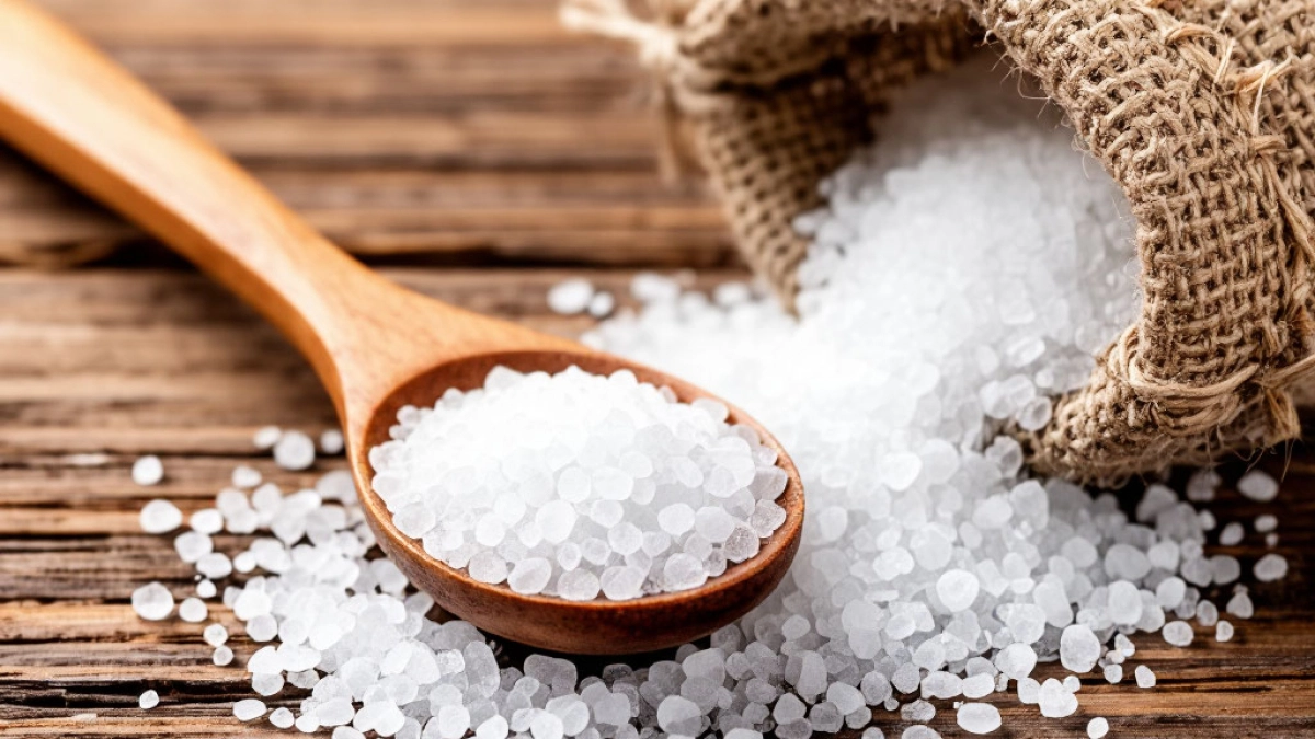 Посыпьте соль у порога и живите спокойно: вот почему это важно — древняя хитрость поражает актуальностью