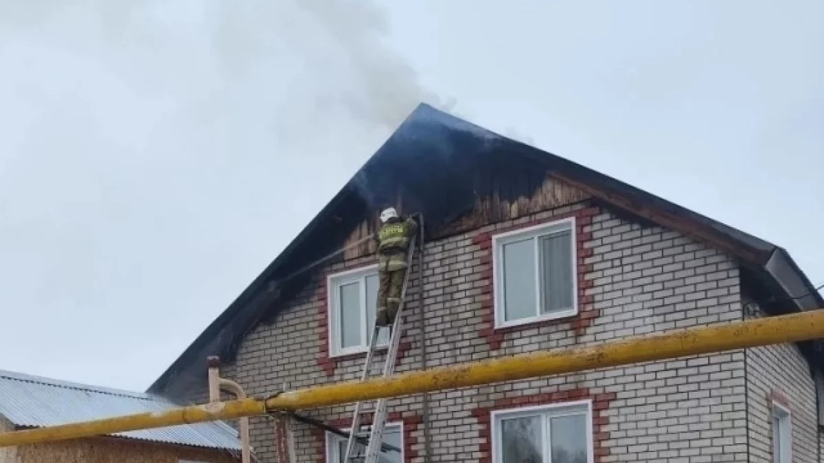 В Удмуртии семья с четырьмя детьми лишилась жилья из-за возгорания кровли 
