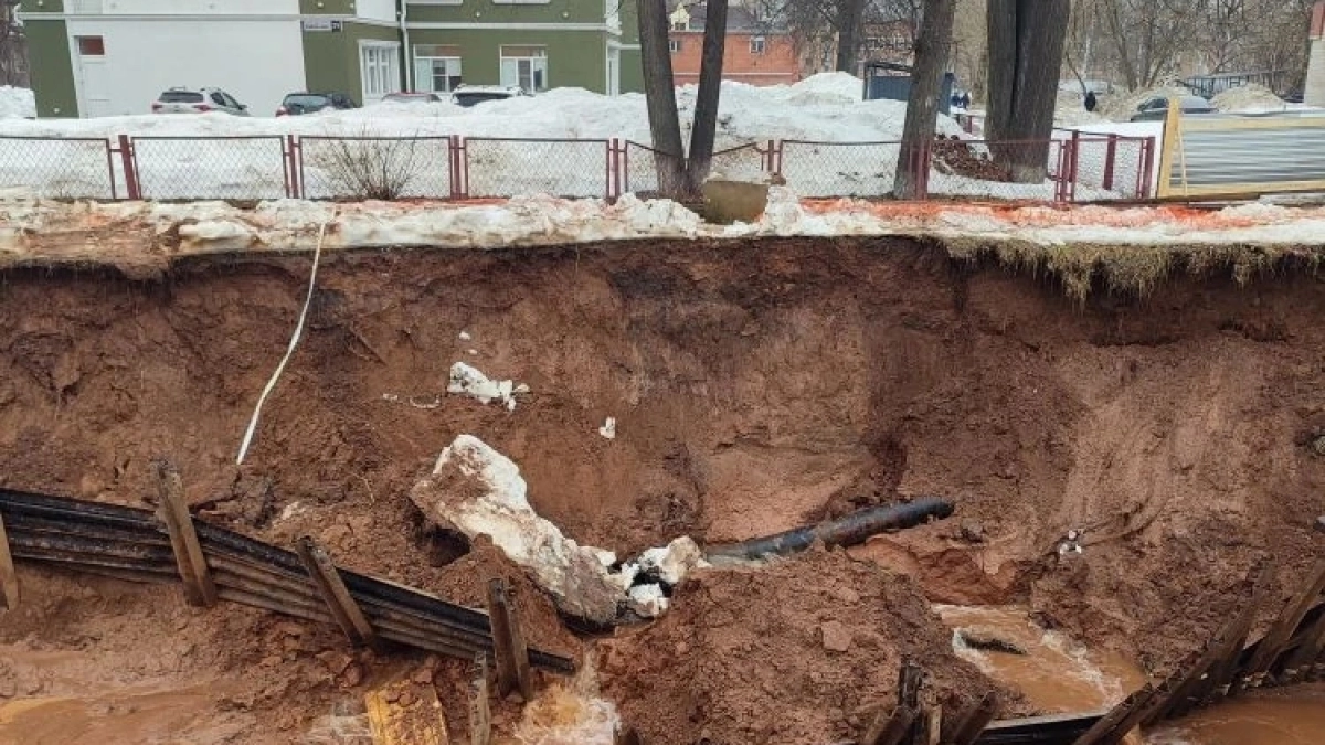 В Глазове велись работы по устранению повреждения на магистральном трубопроводе