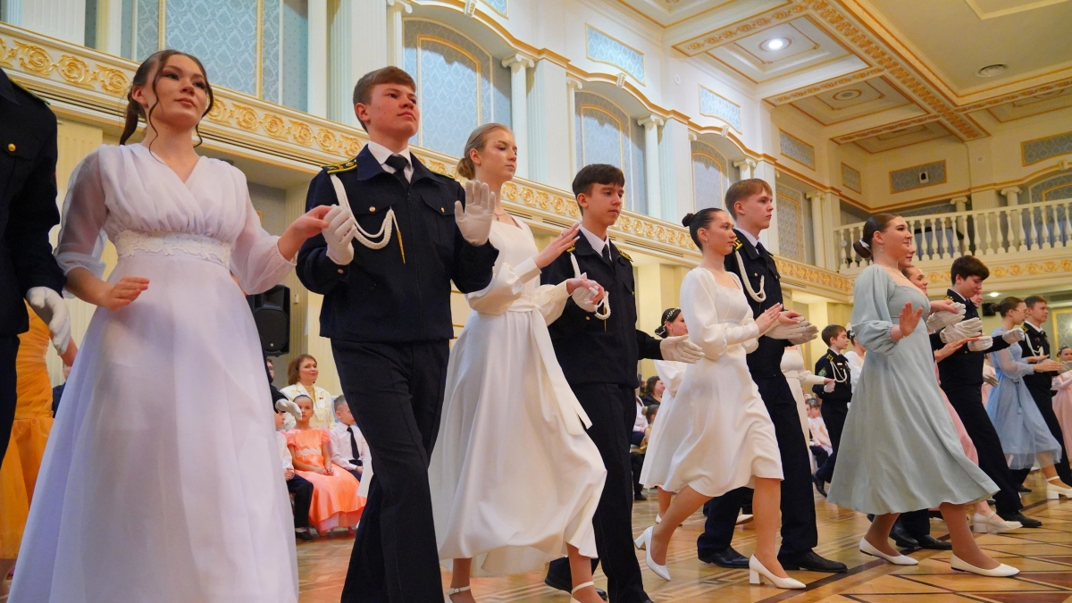 В Удмуртии прошел бал «Не прервётся связь поколений»
