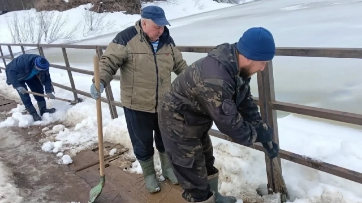 Власти Удмуртии закрывают Гуляевский мост из-за весеннего паводка