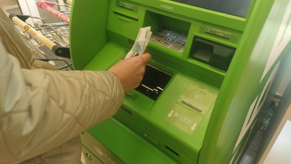 Жители Удмуртии могут обезопасить свои счета: эксперт объяснил, почему на карте стоит хранить деньги только на неделю расходов