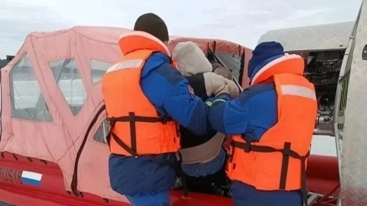 В Удмуртии спасли замерзавших на пруду мужчину и ребенка