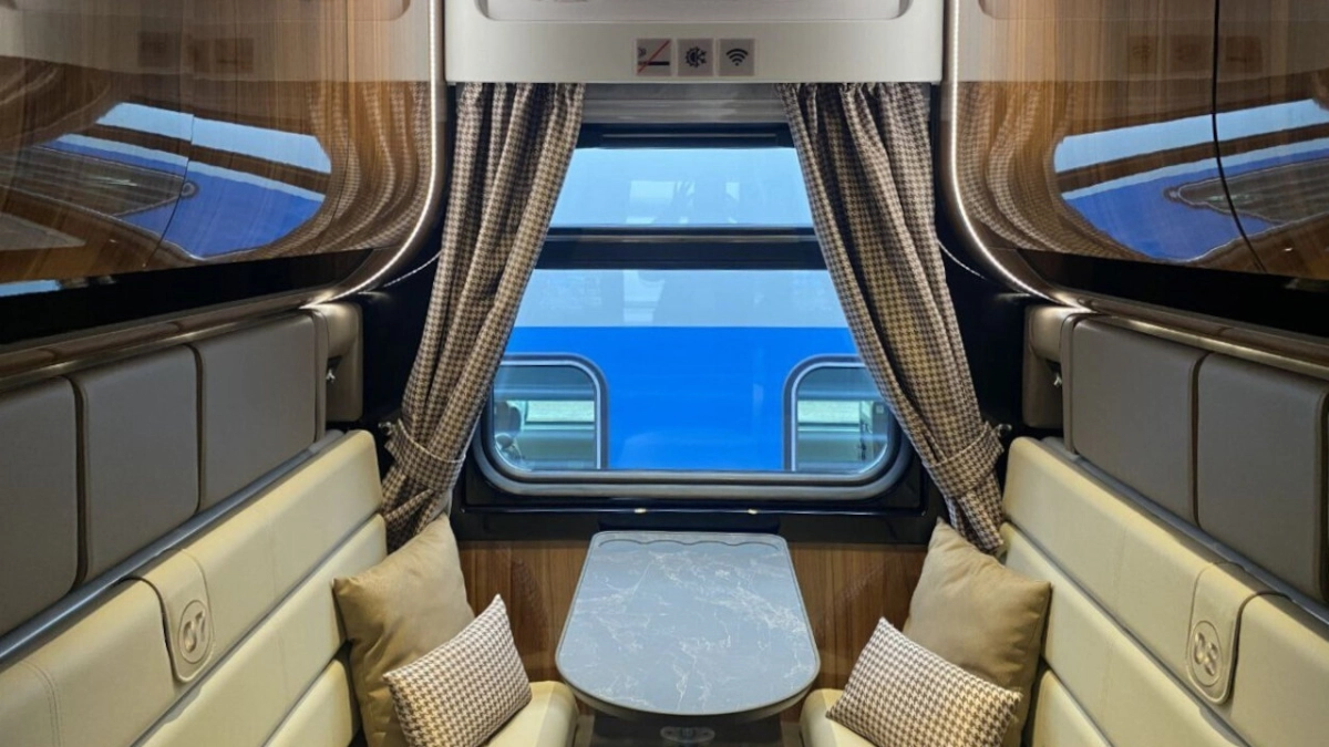 В России вышли в рейс купейные вагоны нового поколения с большими полками