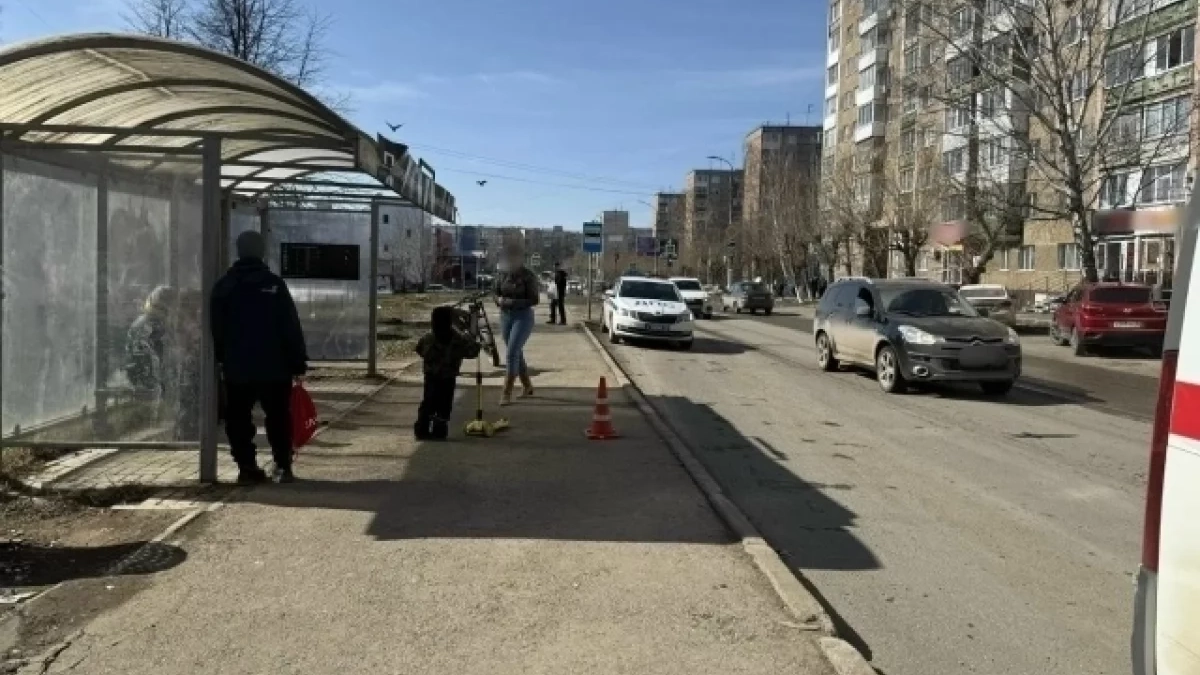 Велосипедист сбил пенсионерку на остановке в Удмуртии 