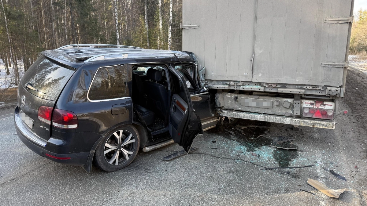 В Удмуртии в ДТП с внедорожником и грузовиком пострадали четыре человека