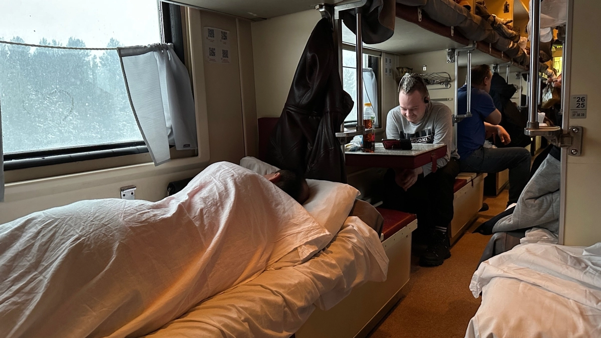 В «скотобазе на колесах»: как я 145 часов ехал в плацкарте ради больших денег и хвойного леса