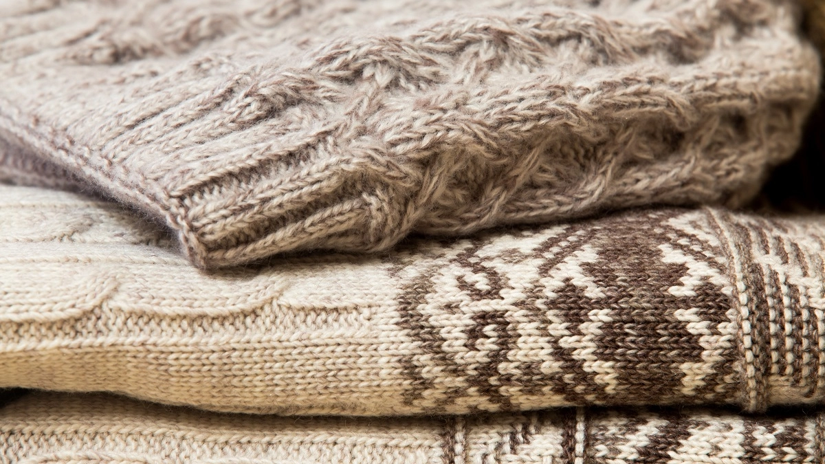 Старый свитер не выкидываю: 10 идей, как превратить его в дизайнерские вещи для дома и гардероба