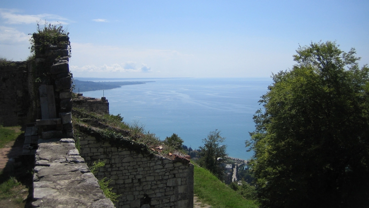 На наш Юг больше ни ногой – есть другое место: вода теплющая, не хамят и в 2 раза дешевле, чем в Абхазии