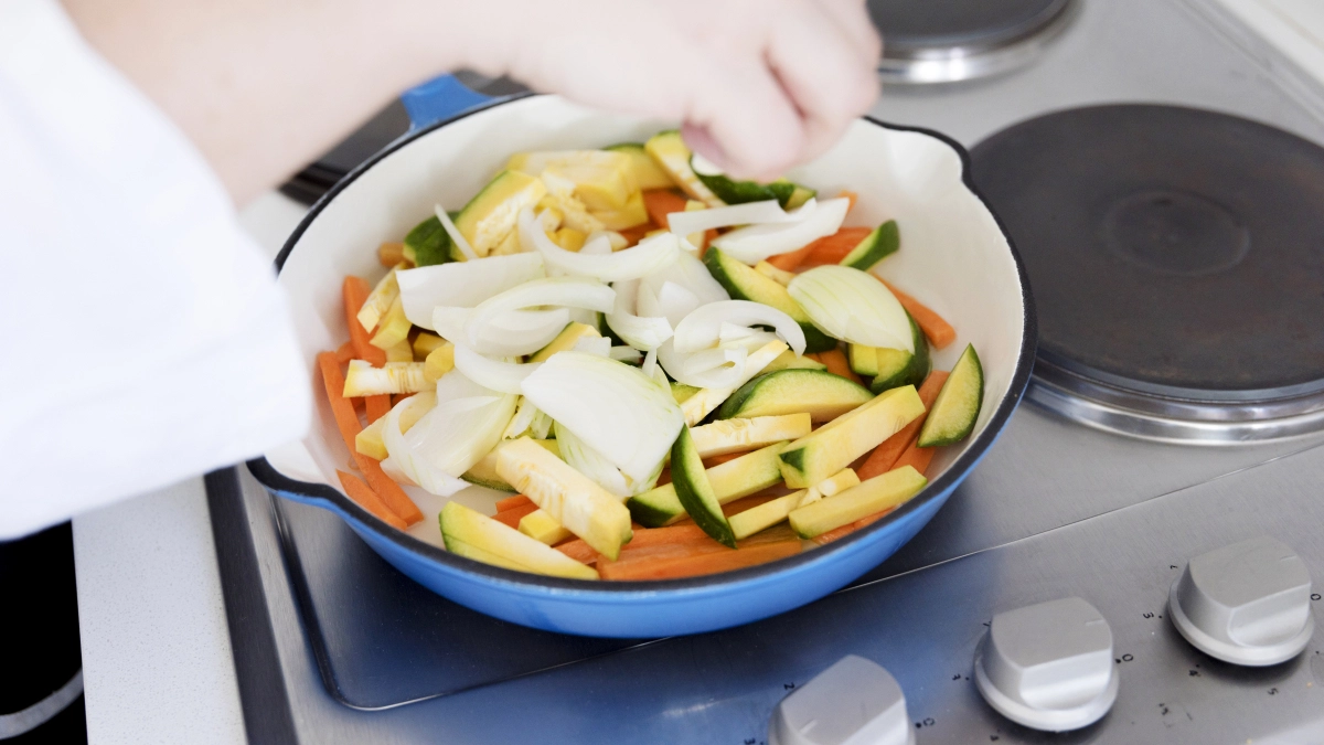 Щепотка соды на сковороде: зачем повара добавляют ее к луку и что из этого получается – запомните