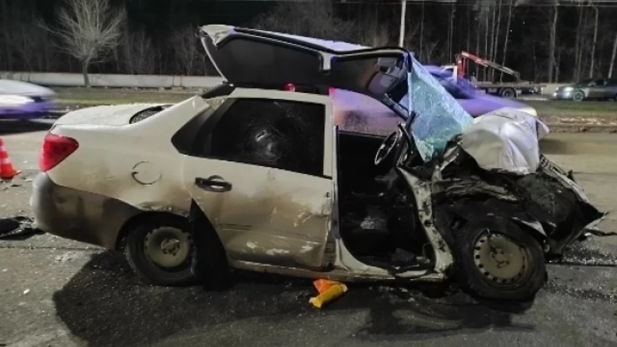 Водитель и пассажир легкового автомобиля пострадали в столкновении с автобусом в Удмуртии 