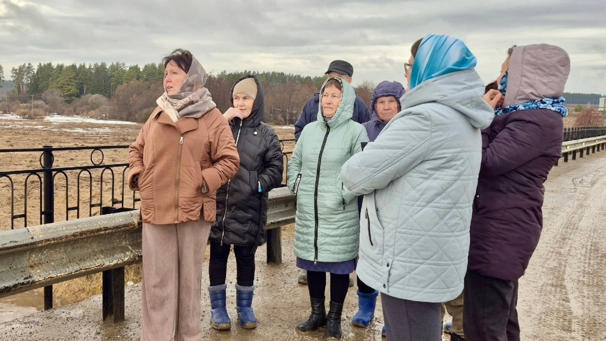 Жители Удмуртии добились восстановления разрушенной большегрузами трассы
