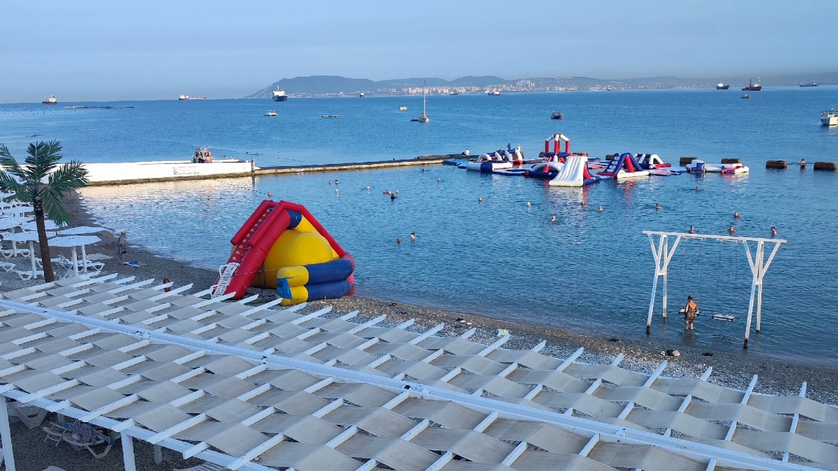 "Крымские Мальдивы" за копейки: жемчужный песок, бирюзовая вода и целебная глина — про этот рай мало кто знает