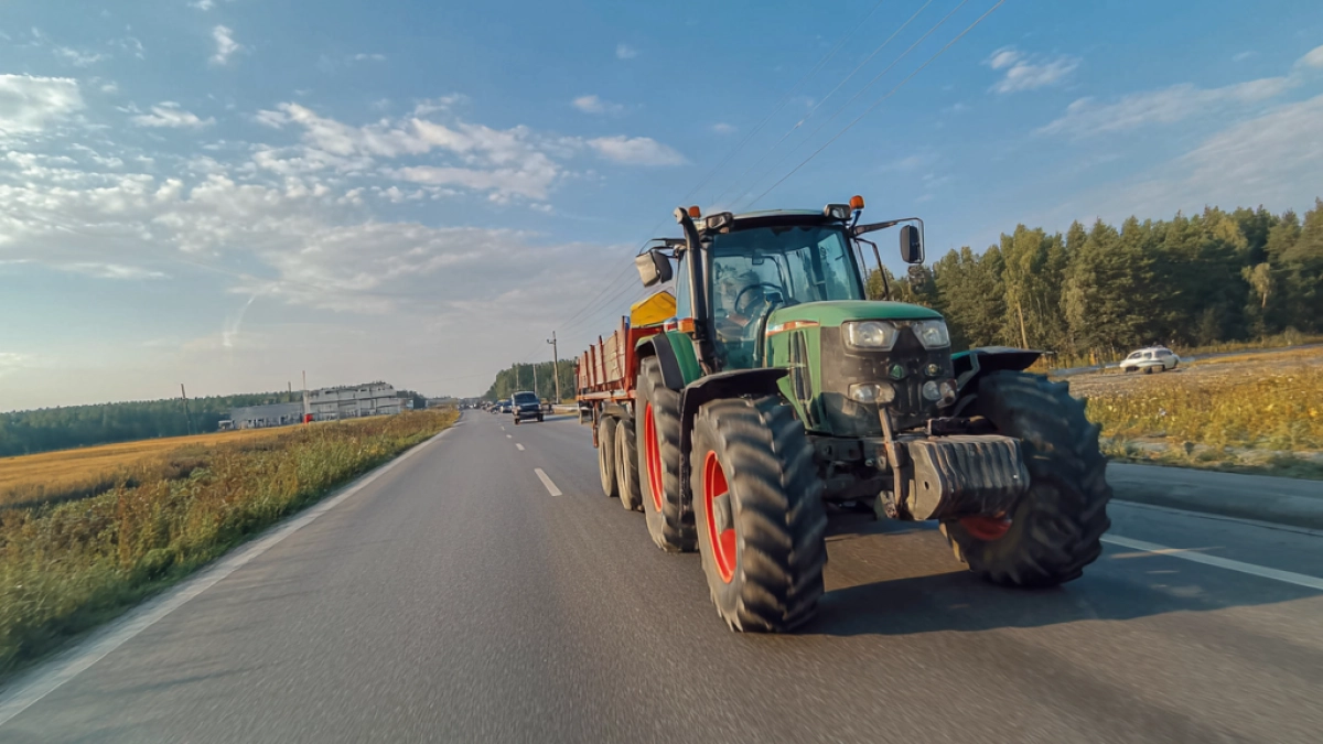 Верховный суд поставил точку: можно ли обгонять трактор или тихоход через сплошную