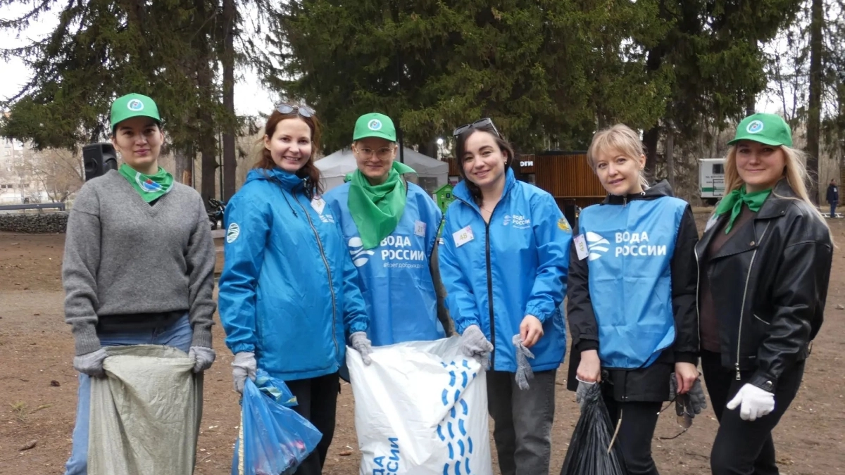 В Ижевске волонтеры собрали более 55 мешков пластика и стекла на субботнике «Вода России»