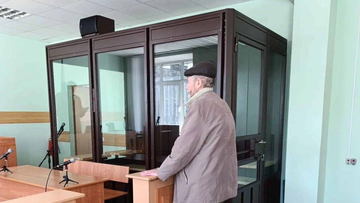 В Глазове пенсионер разбил витрину ларька и украл сумку с четырьмя портмоне