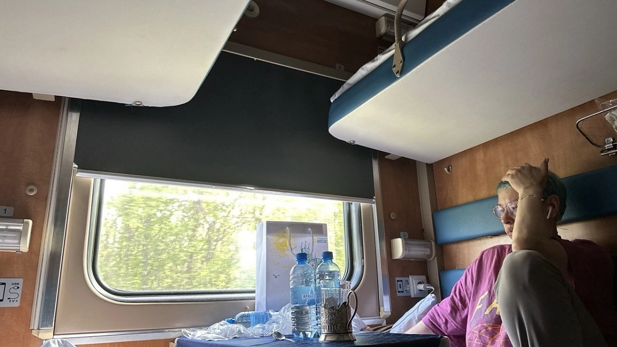 «Захожу в купе, а там компания играет в лото»: на наши с дочкой полки забрались с ногами 