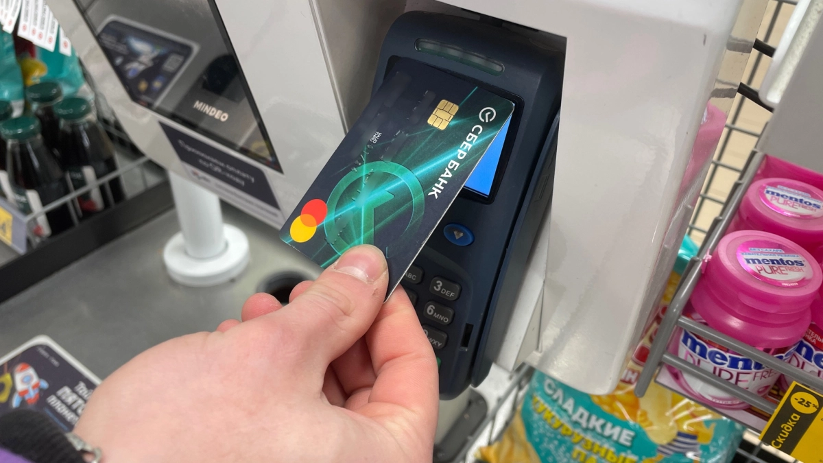 Жительница Удмуртии помогла знакомому установить пароль в банковском приложении и перевела себе более десяти тысяч рублей