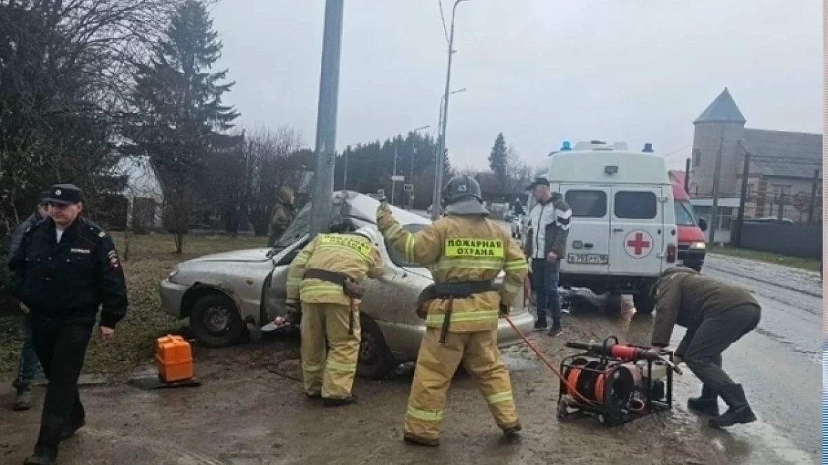 16-летний школьник в Удмуртии устроил ДТП на "ЗАЗ Шанс": двое подростков госпитализированы после наезда на опору ЛЭП
