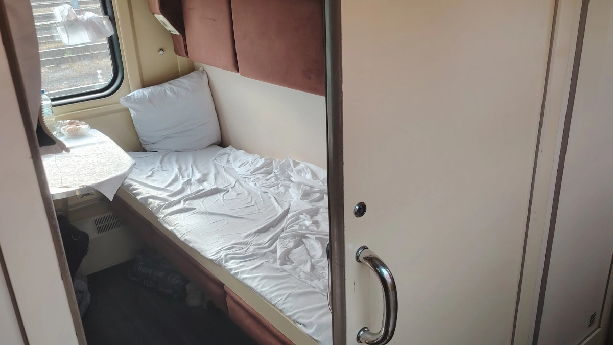 Годами сдавал бельё в поезде, пока не узнал одну деталь. Как положено делать