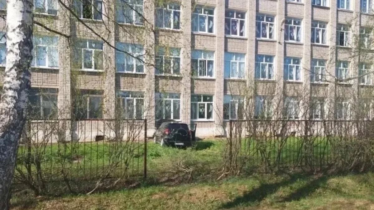 Иномарка протаранила гимназию в Удмуртии: женщина без прав спровоцировала цепное ДТП