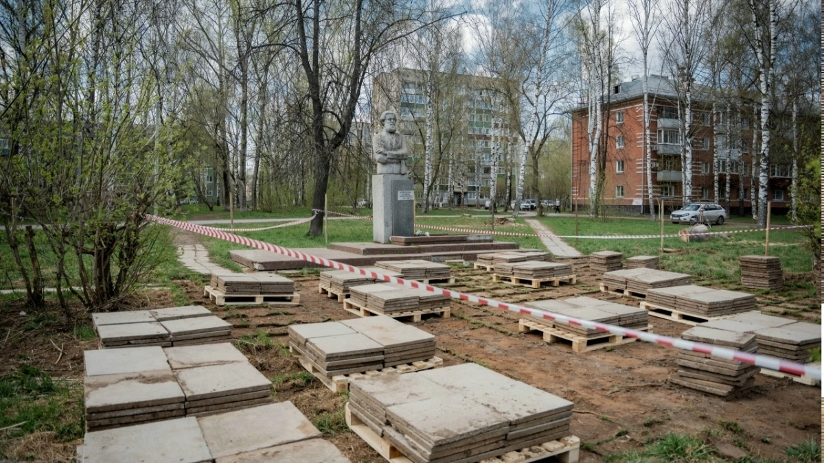 В Глазове началось благоустройство сквера у памятника Короленко