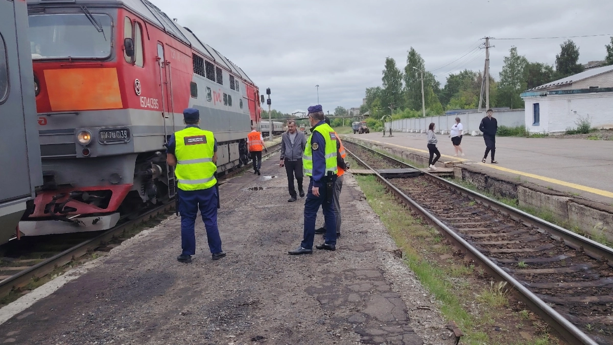 «Старушка наверх лезть не хотела, села в ногах, а сама валится и засыпает. И так три дня». Истории про наши поезда