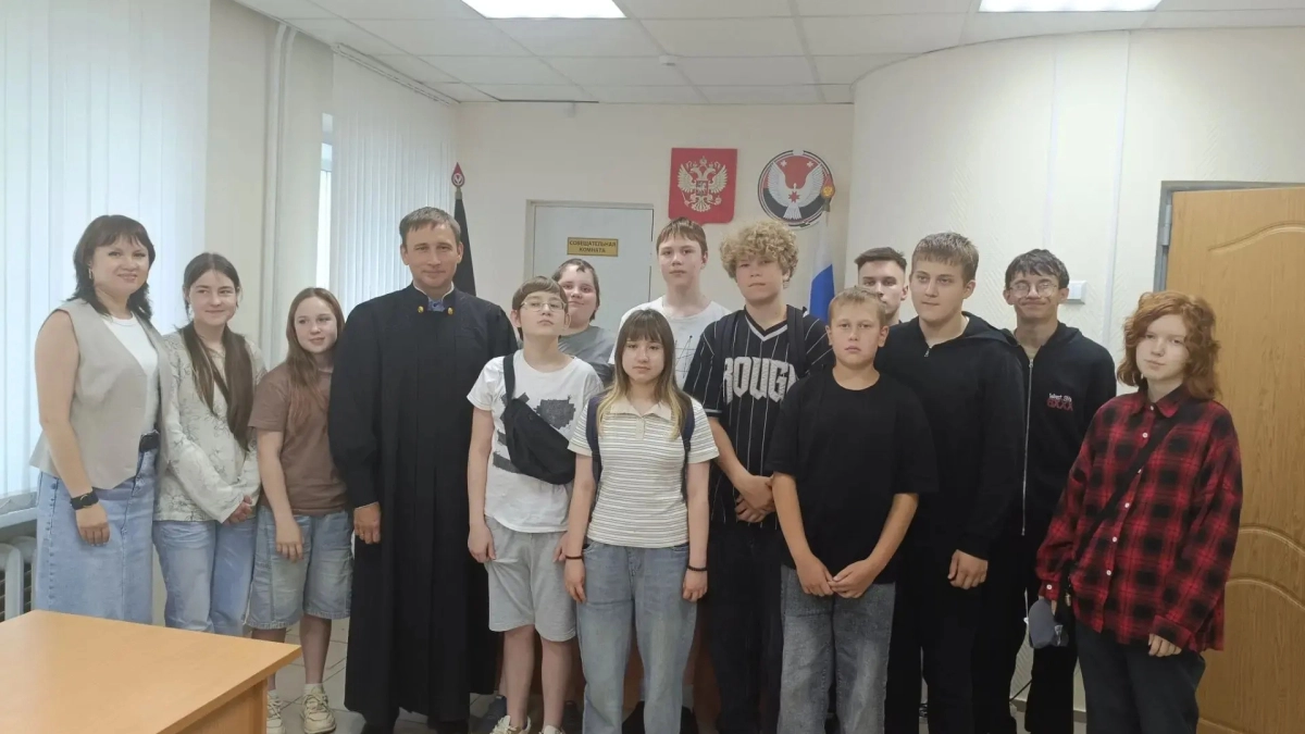 Воспитанники глазовского СРЦН посетили мировой суд и побывали на реальном заседании