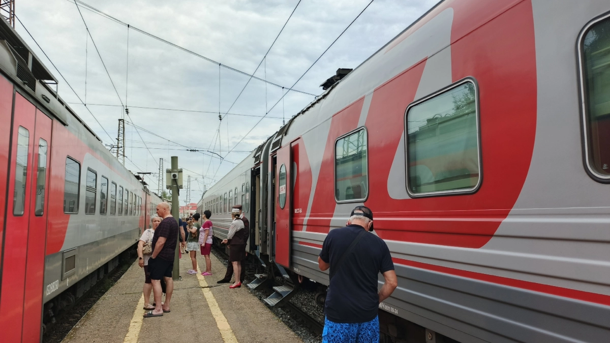 Соседи по плацкарту не пустили меня поесть за столиком. Мой хитроумный план сработал и заставил их передумать
