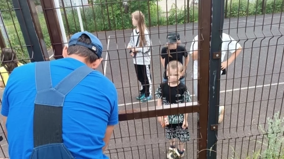 В Удмуртии спасатели вскрыли площадку, чтобы освободить запертых детей