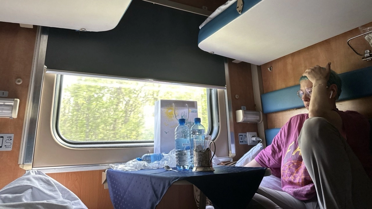 «Запрещаю находиться на наших нижних полках, вообще»: весь вагон ахнул — реальная история РЖД