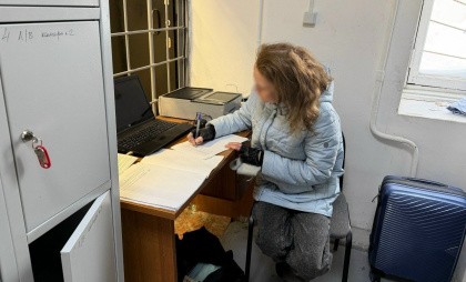 Пьяная попытка улететь в Сочи обернулась тремя штрафами и сутками в изоляторе для жительницы Глазова