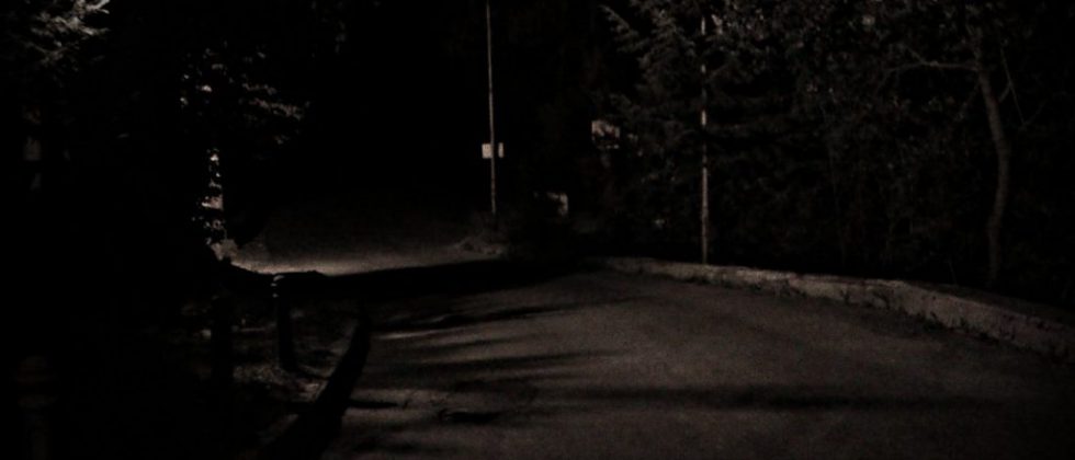 Погасив свет комната погрузилась во мрак впр. Улица ночная новости. Ночной Ташкент иллюминация. На районе фонарь погас. Авария наезд Москва 22 ноября.