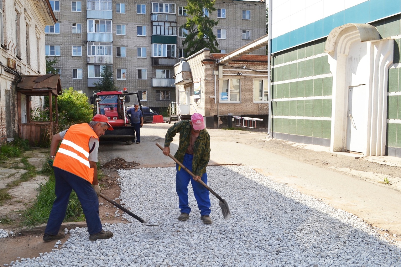 Муп глазов. Дорожные работы. Благоустройство двора. Благоустройство дворовой территории. Ремонт дворовых территорий.