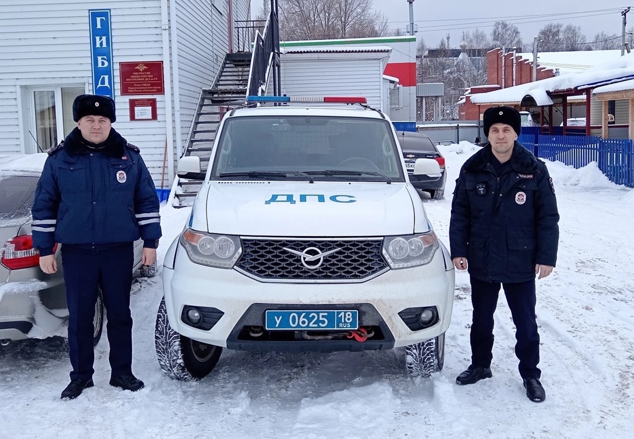 Сотрудники ГИБДД в Удмуртии оказали помощь замерзающему водителю — Город  Глазов